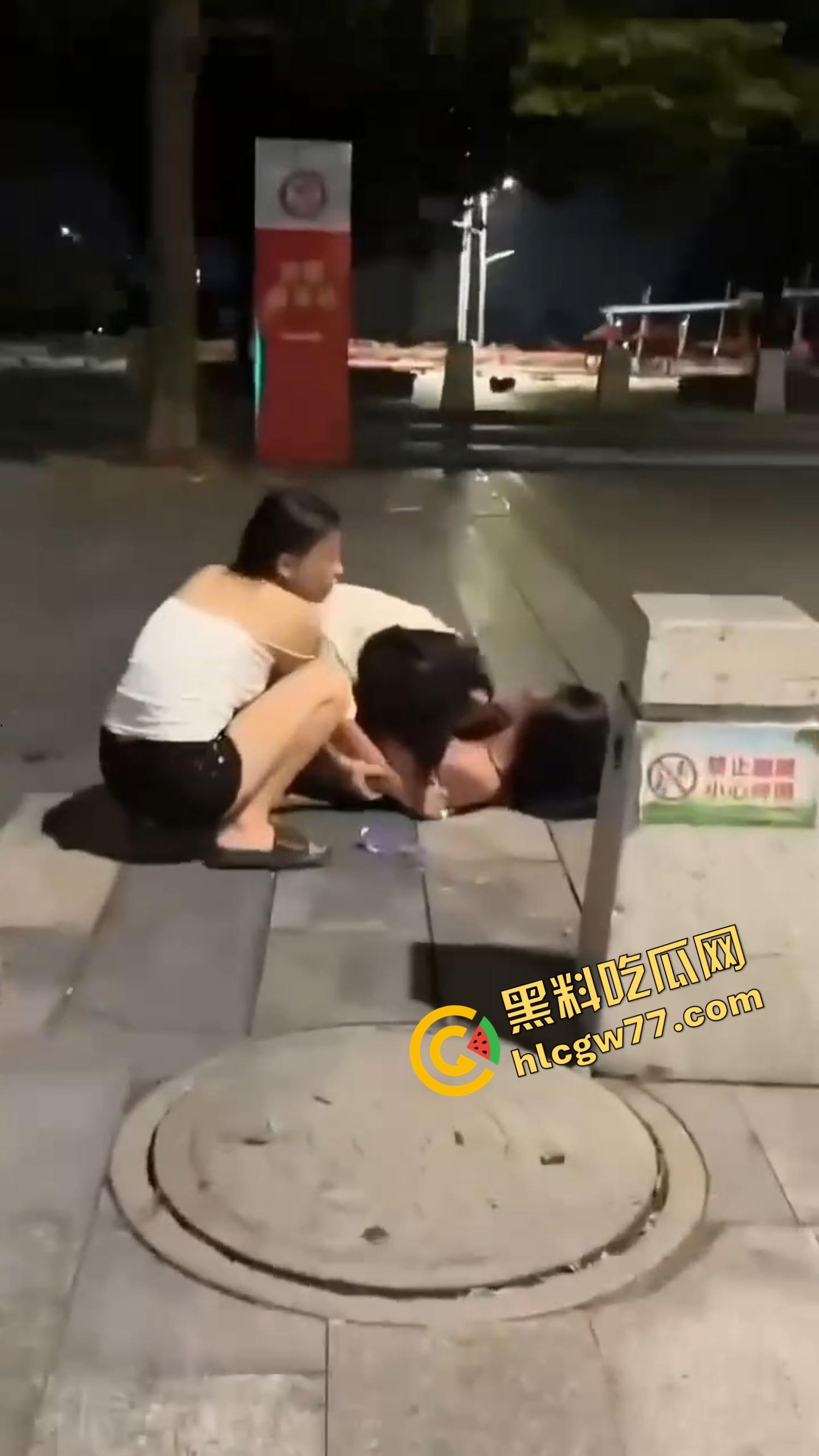 南昌精神小妹当街撕逼奶都露了,精神小伙骑电瓶车劝架他不是拉架,他是开电瓶车撞进去!-1