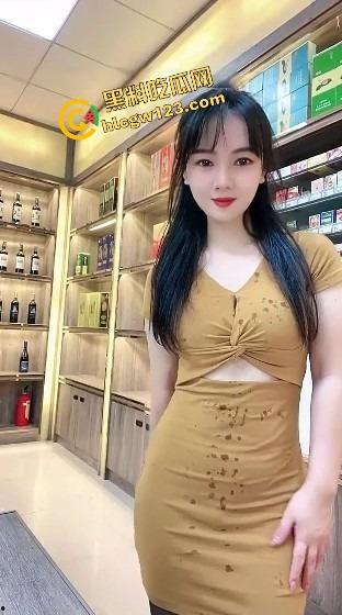 烟台烟酒店少妇老板娘,门面里直播自慰潮喷,喷湿一地成大水娃,卖不出酒就靠浪水吸客!-2