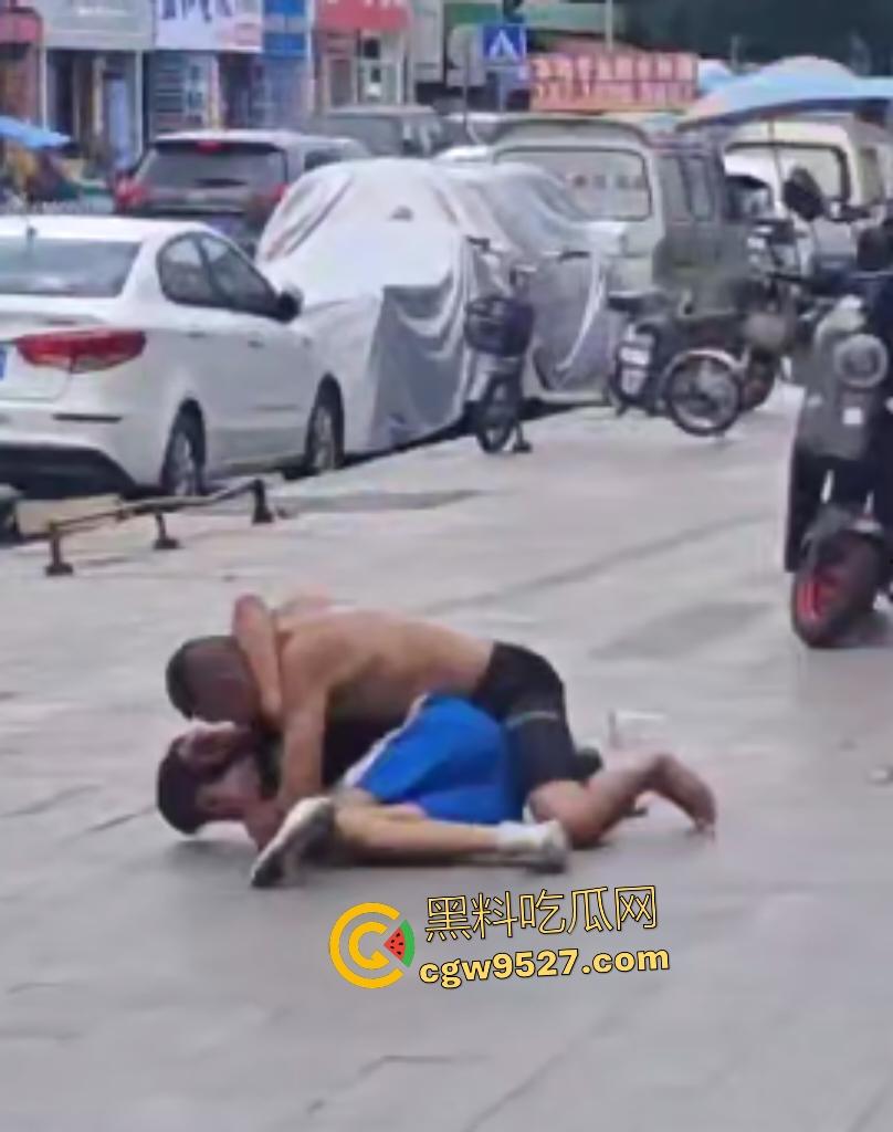 广州番禺小伙调戏大叔老婆惹祸！被怒按地上狂揍，脚踩羞辱遭外卖小哥嘲笑！-3