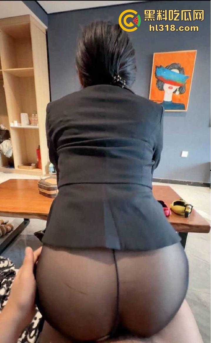 与兄弟老婆约会,兄弟突然打来电话骚母狗竟然接着电话吞吐鸡巴,精彩程度堪比网黄福利!-3