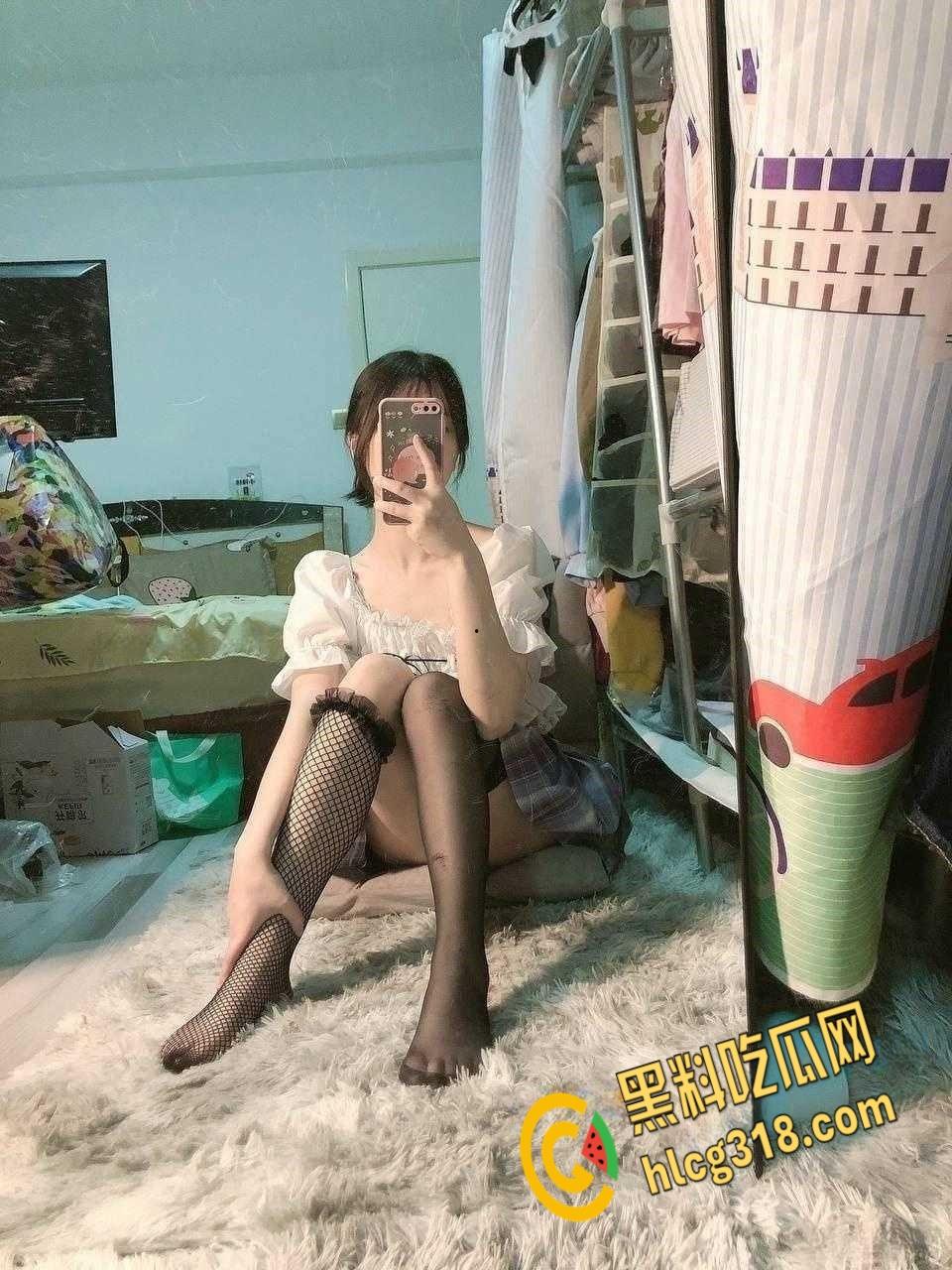 文静乖巧女大学生被金主包养,黑丝网袜跪地口交,皮鞭调教走廊遛狗,屁股都被打红了 !-3