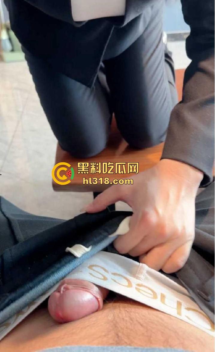 与兄弟老婆约会,兄弟突然打来电话骚母狗竟然接着电话吞吐鸡巴,精彩程度堪比网黄福利!-7