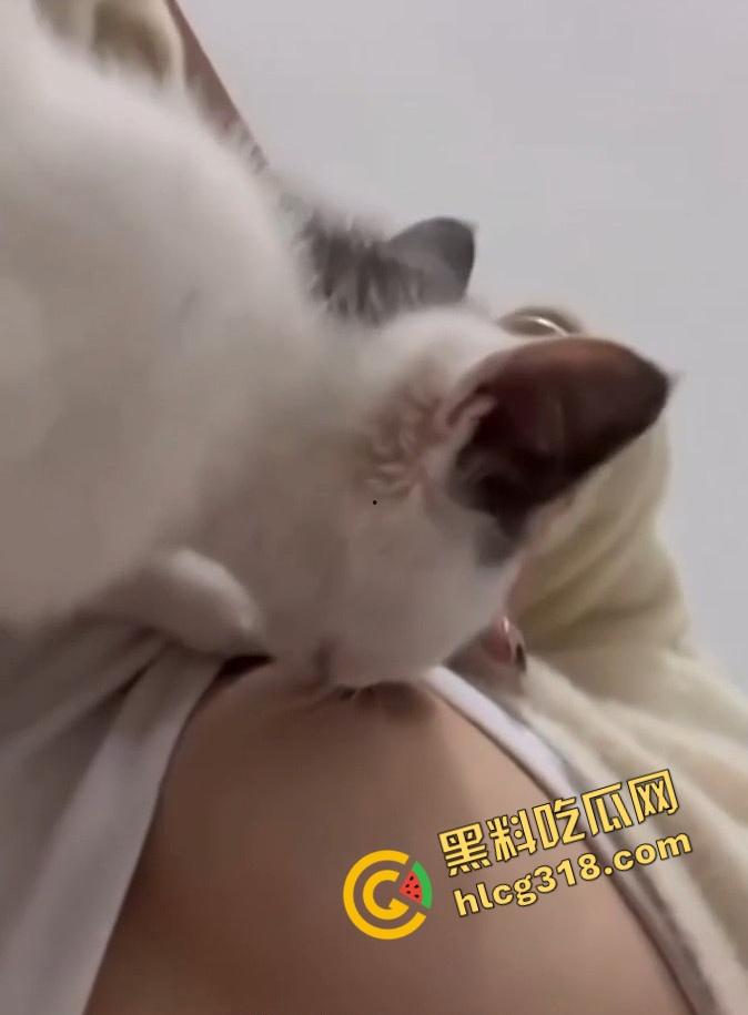 清纯外表全是装,新疆昌吉美少女『杜洁』视频流出被操到嗓子眼,私下猫奴玩法奶头让猫舔!-9