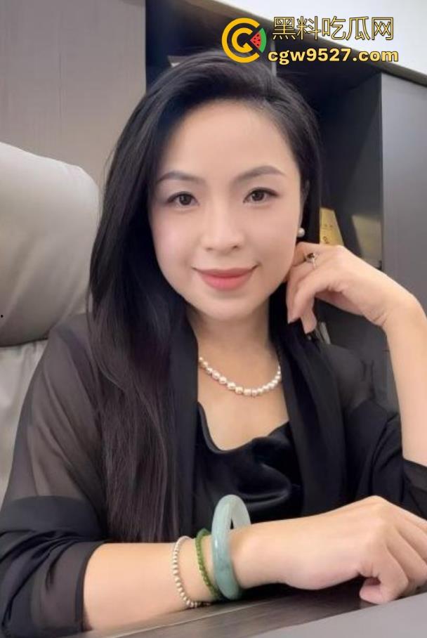 轻暴力虐调风骚婶婶,剪刀剪开性感内裤直接掰唇展示阴道,无套骑乘榨精,浓精喷满旺盛阴毛!-2