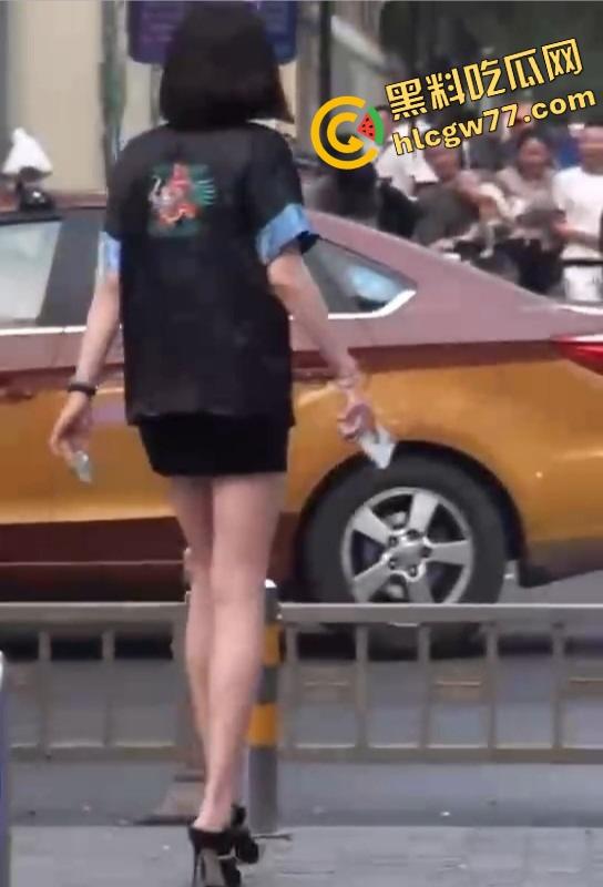 长沙制服女被调教执行真空任务，短裙蹲下瞬间走光露出白虎逼，骚到路人狂回头！-9