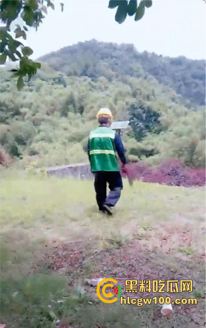 户外三通吞精女王『苏妲己』公园求大爷操完还吞精,爽完给大爷发红包,晚上又成了抖音护肤女主播上链接!-11