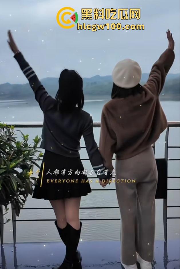 户外三通吞精女王『苏妲己』公园求大爷操完还吞精,爽完给大爷发红包,晚上又成了抖音护肤女主播上链接!-12