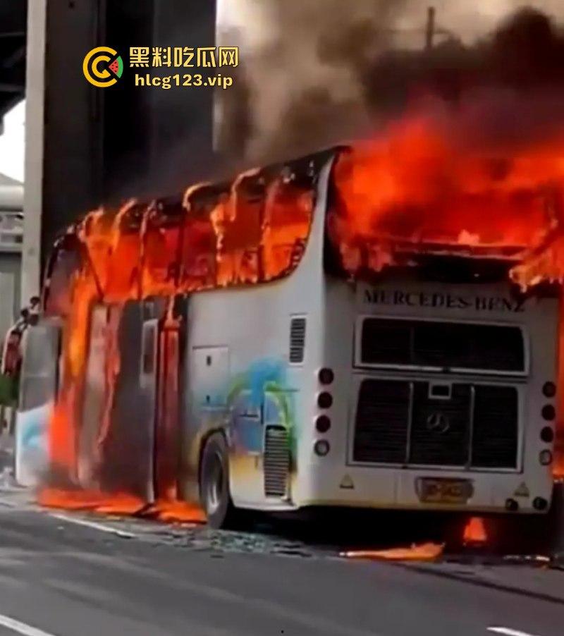 “闻者伤心 看着落泪”泰国幼儿园校车大火!25人恐成焦尸总理哭泣-3