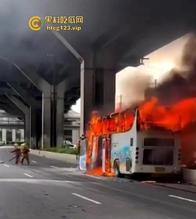 “闻者伤心 看着落泪”泰国幼儿园校车大火!25人恐成焦尸总理哭泣-4