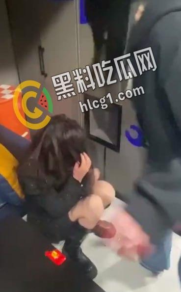 青海西宁 一女孩在酒店里遭多人暴打侮辱 扇耳光割头发 还逼迫女孩脱光全身衣服拍照!-1