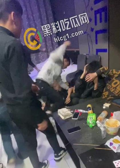 青海西宁 一女孩在酒店里遭多人暴打侮辱 扇耳光割头发 还逼迫女孩脱光全身衣服拍照!-3