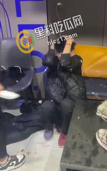 青海西宁 一女孩在酒店里遭多人暴打侮辱 扇耳光割头发 还逼迫女孩脱光全身衣服拍照!-4