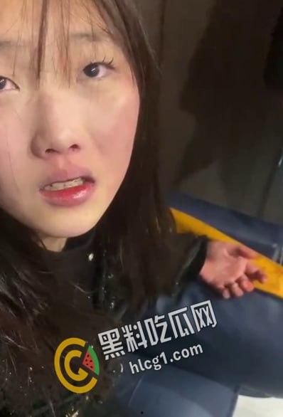 青海西宁 一女孩在酒店里遭多人暴打侮辱 扇耳光割头发 还逼迫女孩脱光全身衣服拍照!-8