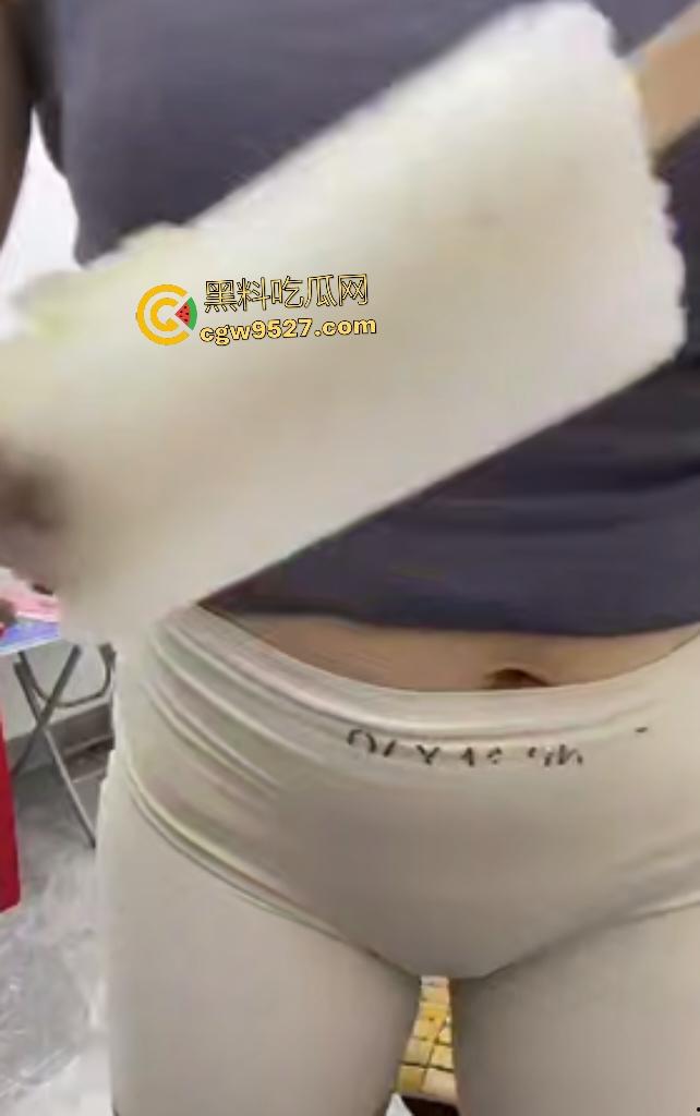 老冰棍代言人,美女逼里塞冰淇淋!紧身瑜伽裤压实,拖鞋狂拍降温,拿出来冰淇淋都化一半了!-5