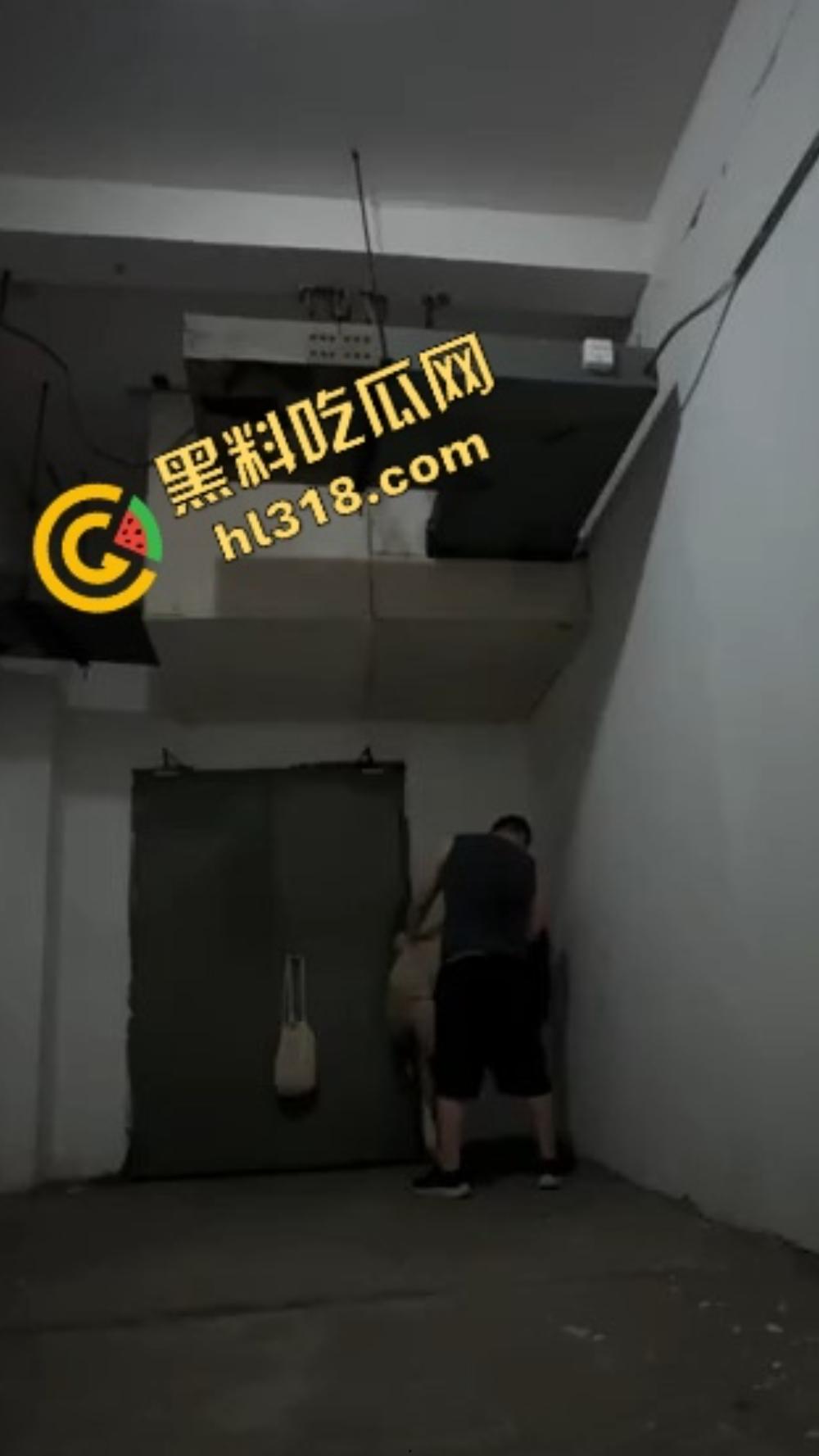 带小区的人妻野战商场地下室,边后入边提心吊胆,裤子还没穿好被物业围堵,差点被抓了个正着!-5