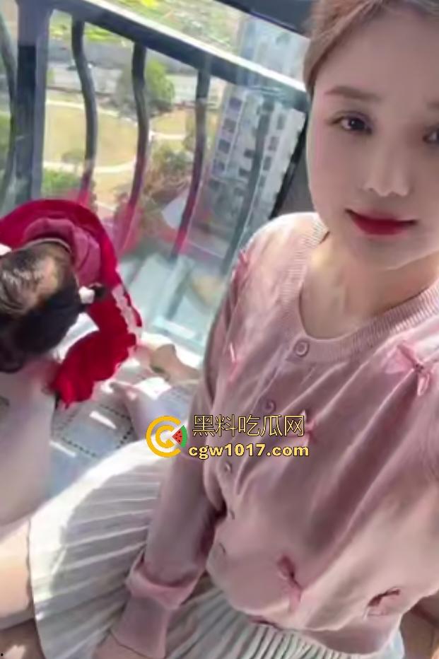 留守巨乳宝妈居家兼职,阳光下肉丝足交假屌,假鸡巴插B不敢全坐下,只因太久没做爱,兄弟们可不能让老婆守活寡啊!-2