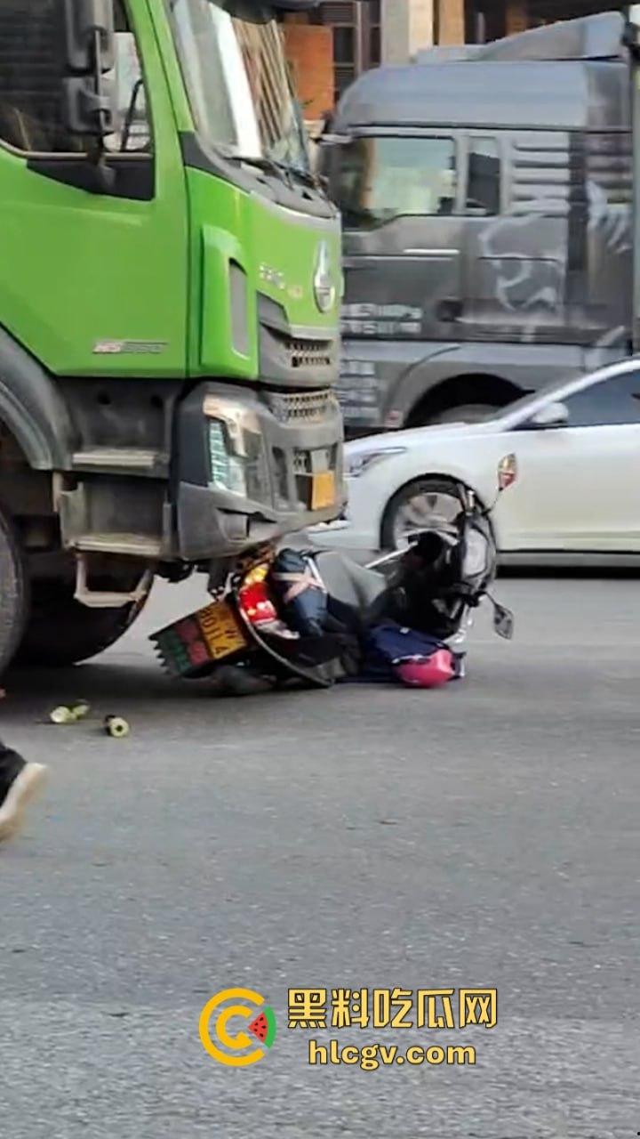 广东罗定东临天下摩托撞上渣土车惨遭碾压 现场无码视频流出 人都扁了-5