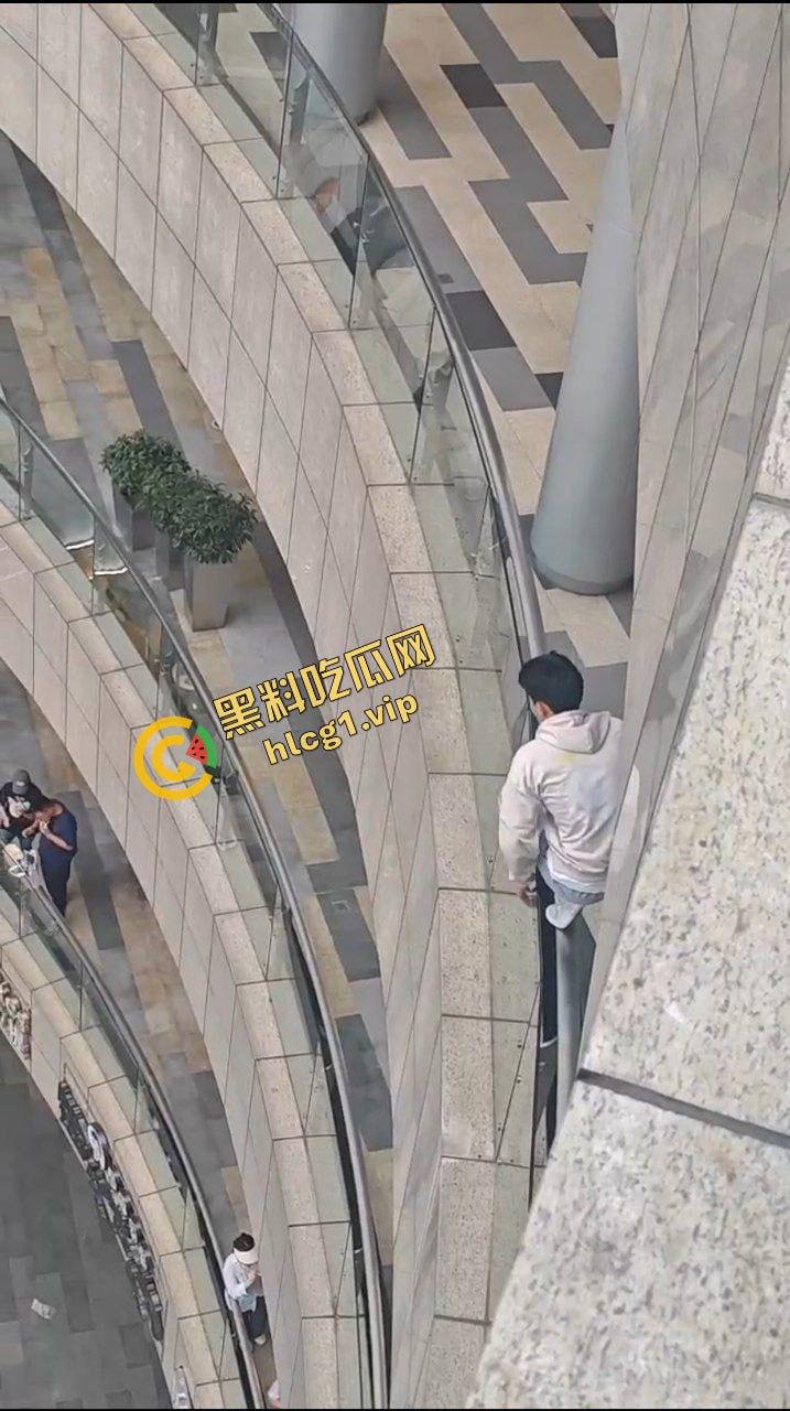 昆明 同德广场商场 15岁抑郁症男孩 因父母离异 从4楼一跃而下 跳楼自杀!-5