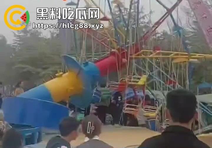 南阳镇平庙会惊现夺命飞椅,游乐设施突然倒塌 一人当场没了 两人重伤 飞椅变升天套餐了?-8