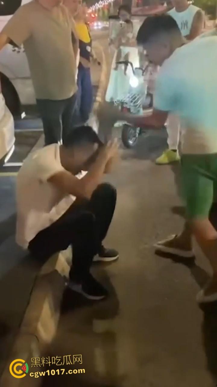 大快人心!眉山市变态每天给小妹妹转二十块钱,时机成熟约小妹妹到线下,被女孩爸爸发现后围堵爆揍!-6