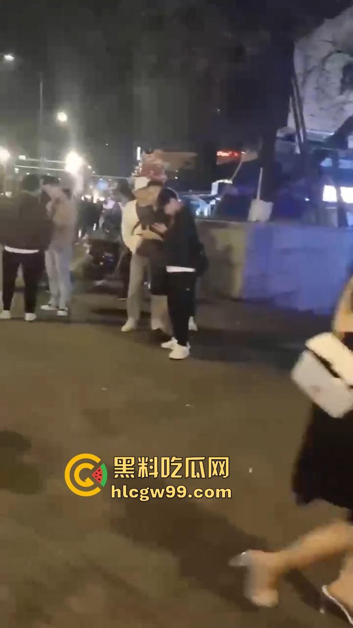 集美饭吃了东西买了酒喝了,最后一句我要跟闺蜜回家?兄弟直接西格玛男人觉醒,这到嘴得鸭子还能飞了?-4