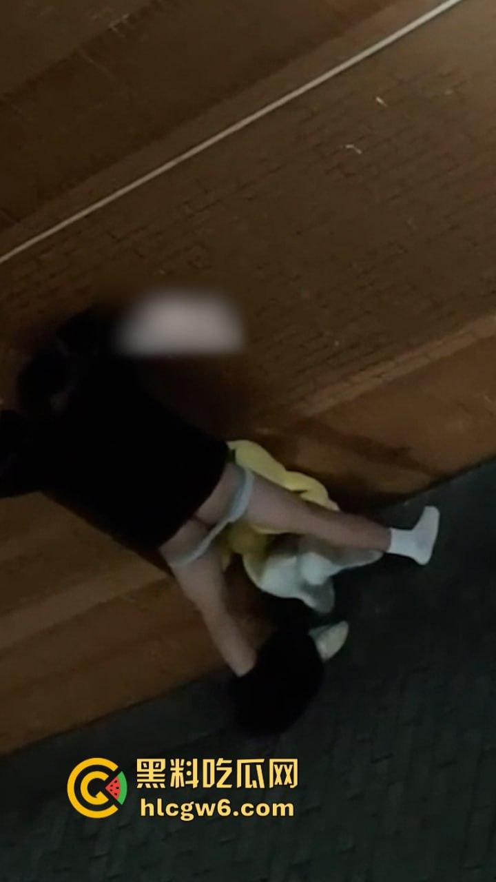 广西建设职业技术学院情侣无人角落野战泄欲被拍 掐脖耳光强制口爆 这妹子是个M吧?-1