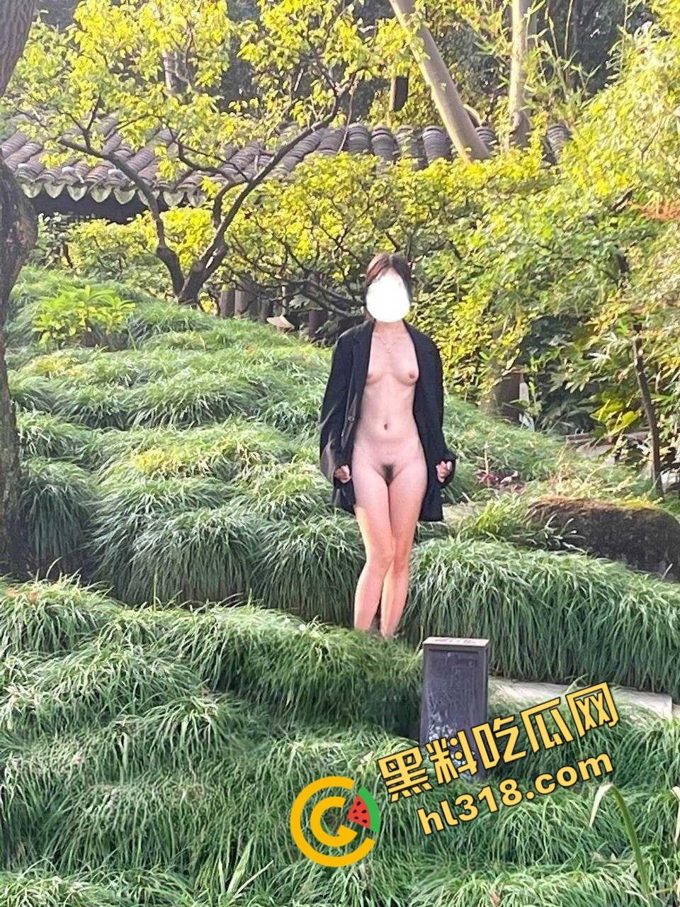 推特福利姬大学生【小哪吒】,公园户外露出找刺激,全裸酮体红丝袜性感撩人 !-5