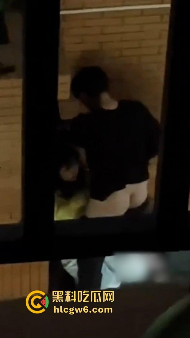 广西建设职业技术学院情侣无人角落野战泄欲被拍 掐脖耳光强制口爆 这妹子是个M吧?-4