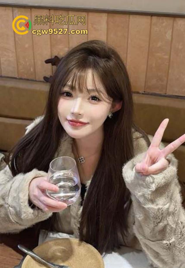 大奶姐姐换护士装玩角色扮演， 包臀群配上黑丝跪地口交，花式做爱猛插打桩， 太用力了把姐姐逼都干肿了！-2