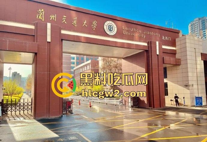 兰州交通大学楼梯口惊现舔逼狂魔 情侣温存男友上头狂舔边舔边看敌情,妹子淫水直流全校看笑话!-1