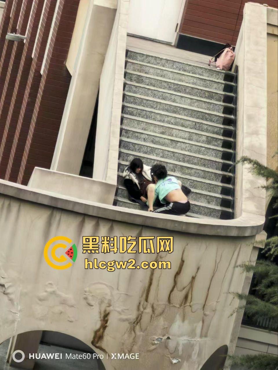 兰州交通大学楼梯口惊现舔逼狂魔 情侣温存男友上头狂舔边舔边看敌情,妹子淫水直流全校看笑话!-2