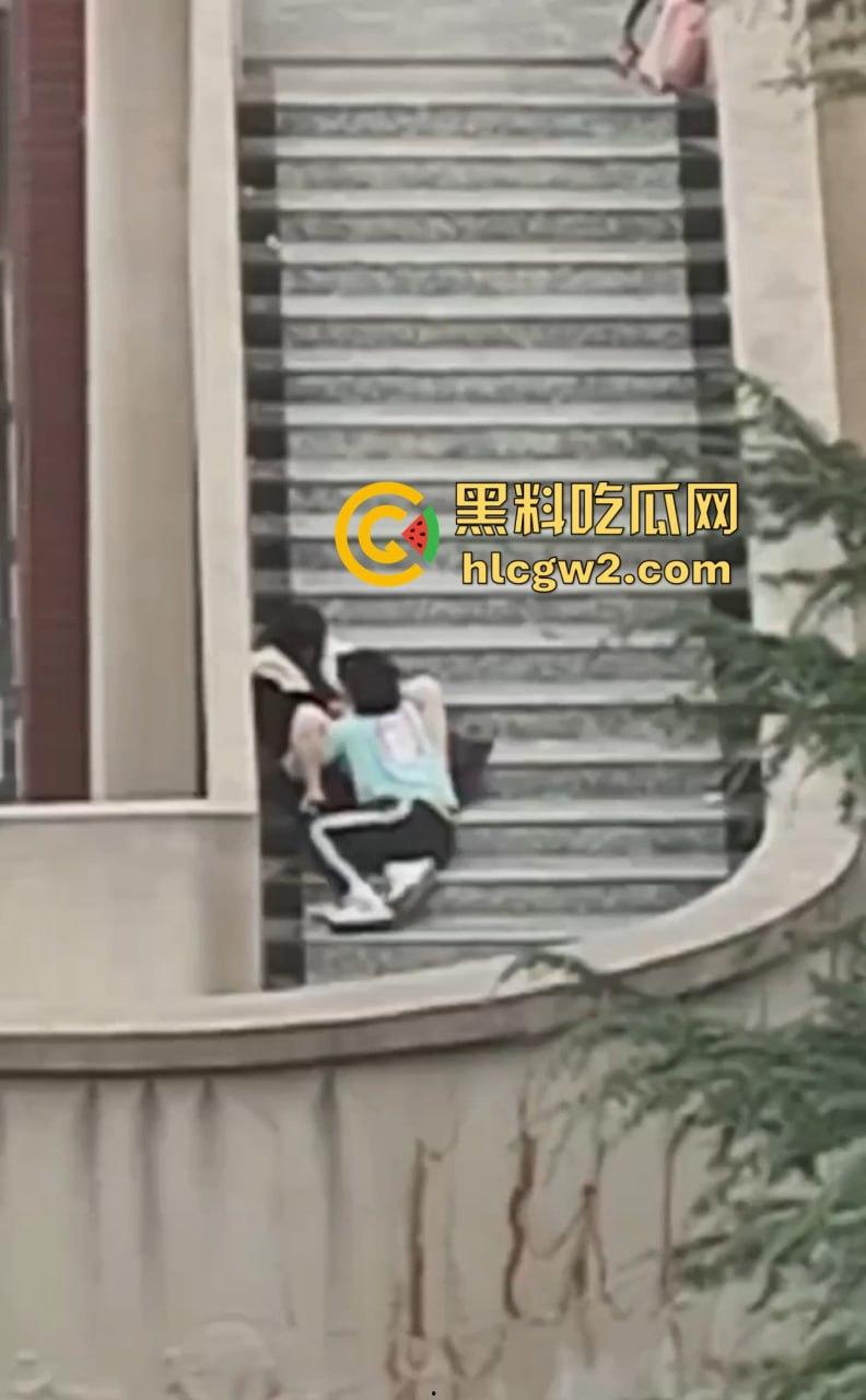 兰州交通大学楼梯口惊现舔逼狂魔 情侣温存男友上头狂舔边舔边看敌情,妹子淫水直流全校看笑话!-6