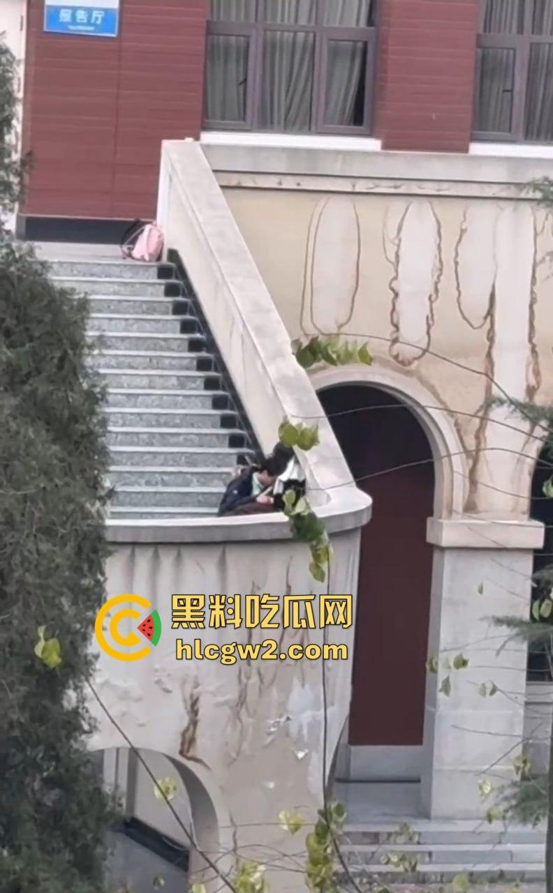 兰州交通大学楼梯口惊现舔逼狂魔 情侣温存男友上头狂舔边舔边看敌情,妹子淫水直流全校看笑话!-7