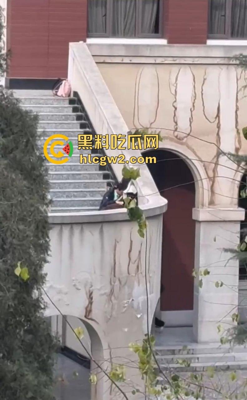 兰州交通大学楼梯口惊现舔逼狂魔 情侣温存男友上头狂舔边舔边看敌情,妹子淫水直流全校看笑话!-8