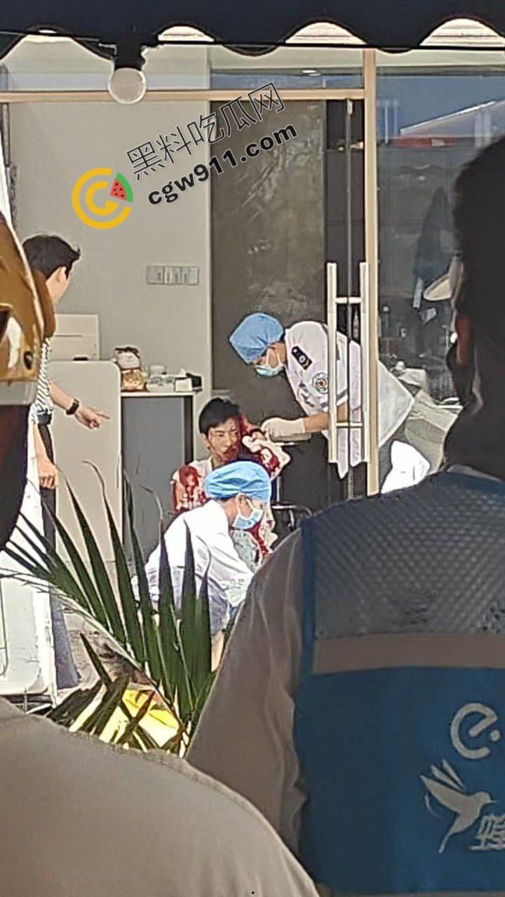 广西柳州街头疯狂砍人事件!男子疯狂持刀追砍,残暴削掉头皮,引爆全城惊恐!-4