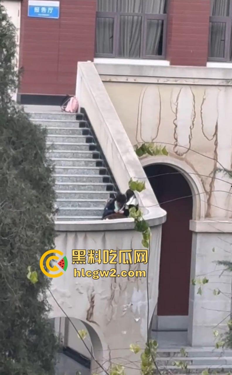 兰州交通大学楼梯口惊现舔逼狂魔 情侣温存男友上头狂舔边舔边看敌情,妹子淫水直流全校看笑话!-9