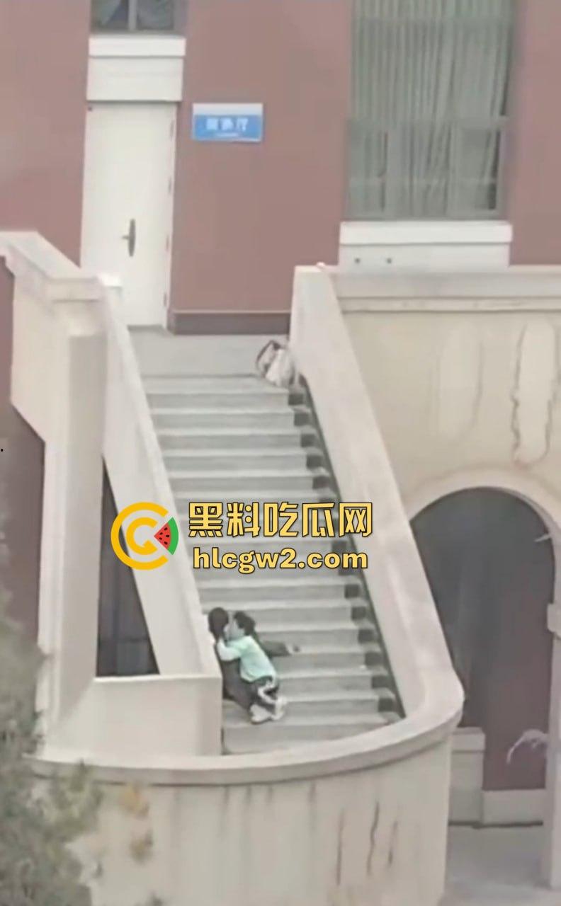 兰州交通大学楼梯口惊现舔逼狂魔 情侣温存男友上头狂舔边舔边看敌情,妹子淫水直流全校看笑话!-12