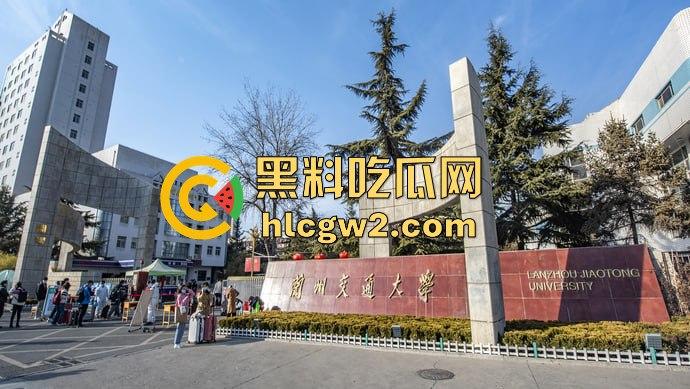 兰州交通大学楼梯口惊现舔逼狂魔 情侣温存男友上头狂舔边舔边看敌情,妹子淫水直流全校看笑话!-13