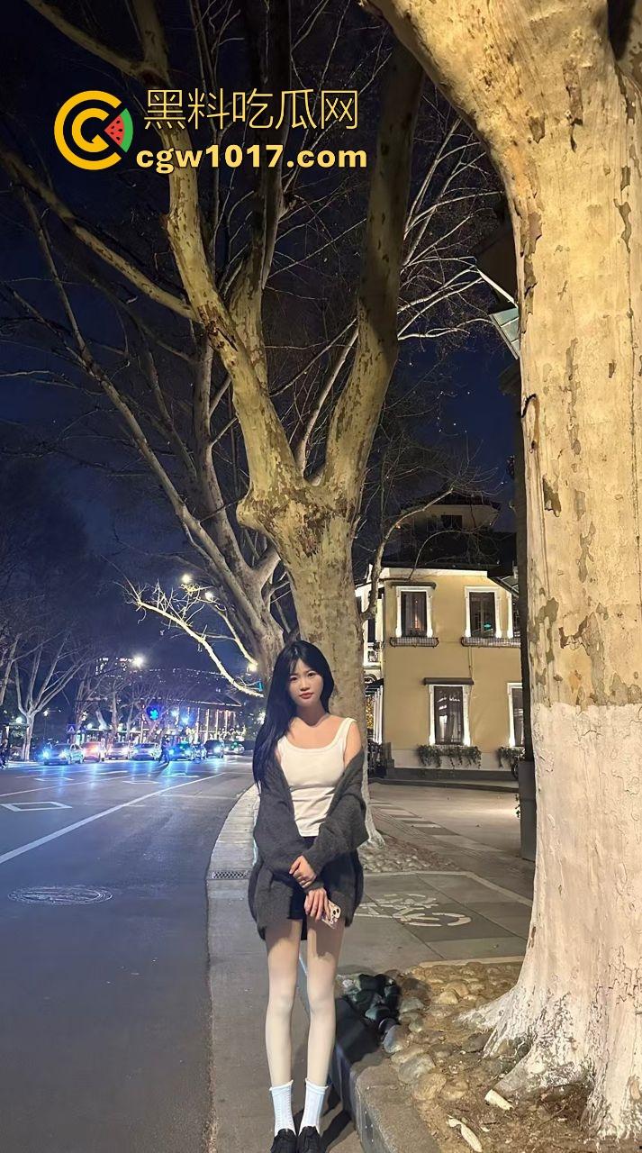 调教淫荡小母狗!不折不扣的M属性骚逼,风油精红绳摩擦娇嫩阴唇,致菊花塞入超长拉珠,各种骚操作只为金主开心!-2