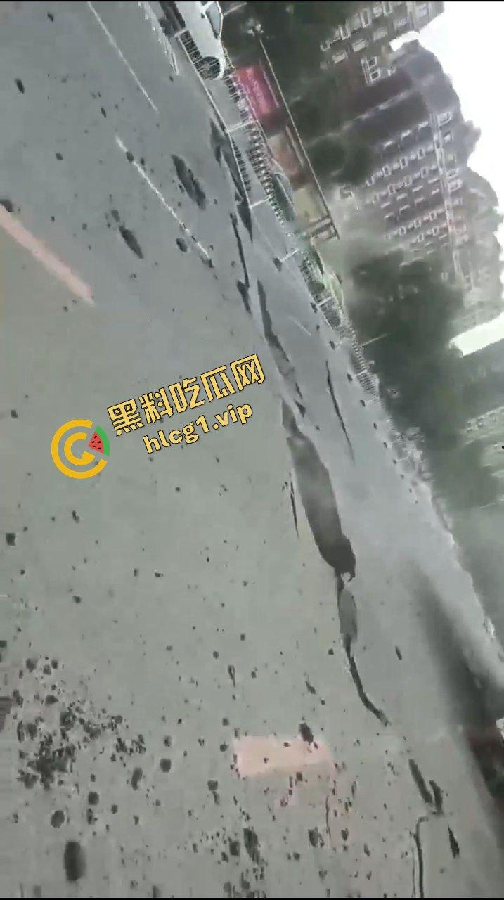 辽宁鞍山 一段公路突发爆炸!井盖崩飞 堪比战场 不知道的还以为打过来了!-5
