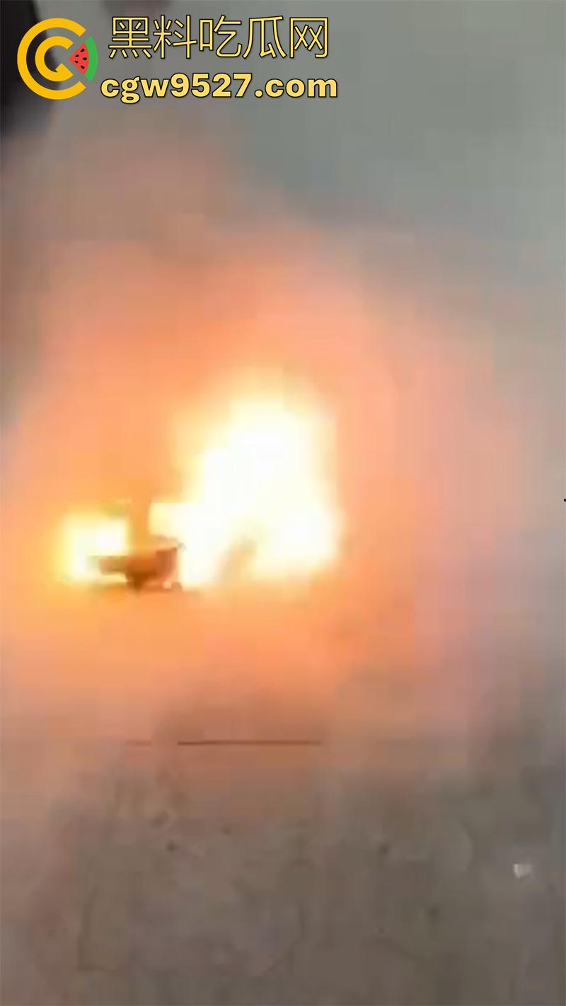 哈萨克斯坦男子,在阿拉木图机场自焚,火势很快被扑灭,受害者被送往市立医院接受治疗!-4