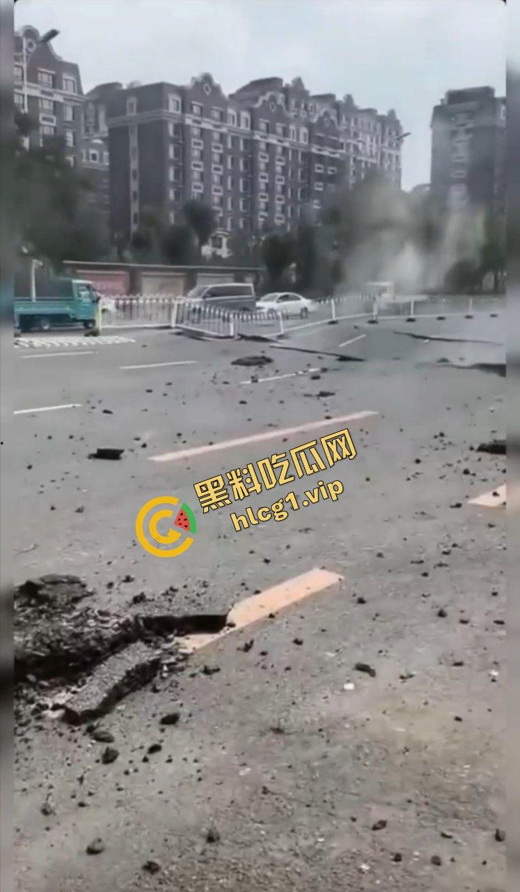 辽宁鞍山 一段公路突发爆炸!井盖崩飞 堪比战场 不知道的还以为打过来了!-7