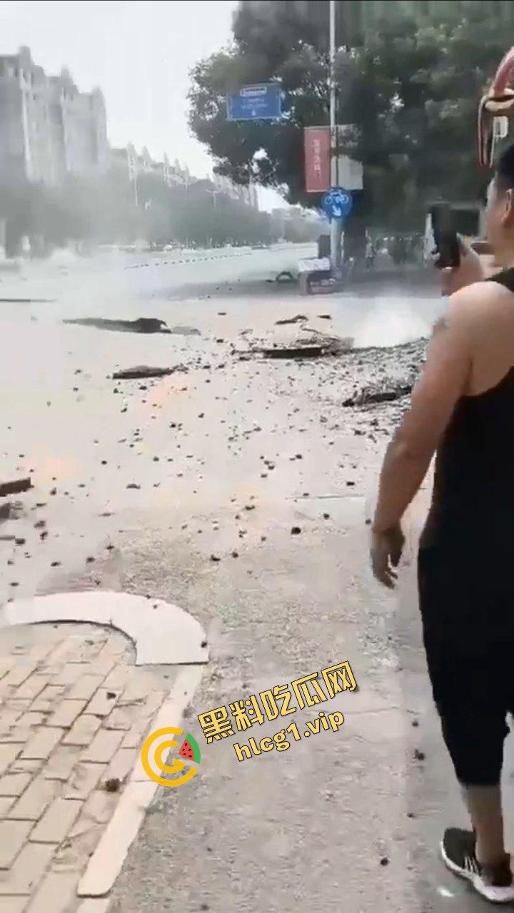 辽宁鞍山 一段公路突发爆炸!井盖崩飞 堪比战场 不知道的还以为打过来了!-10