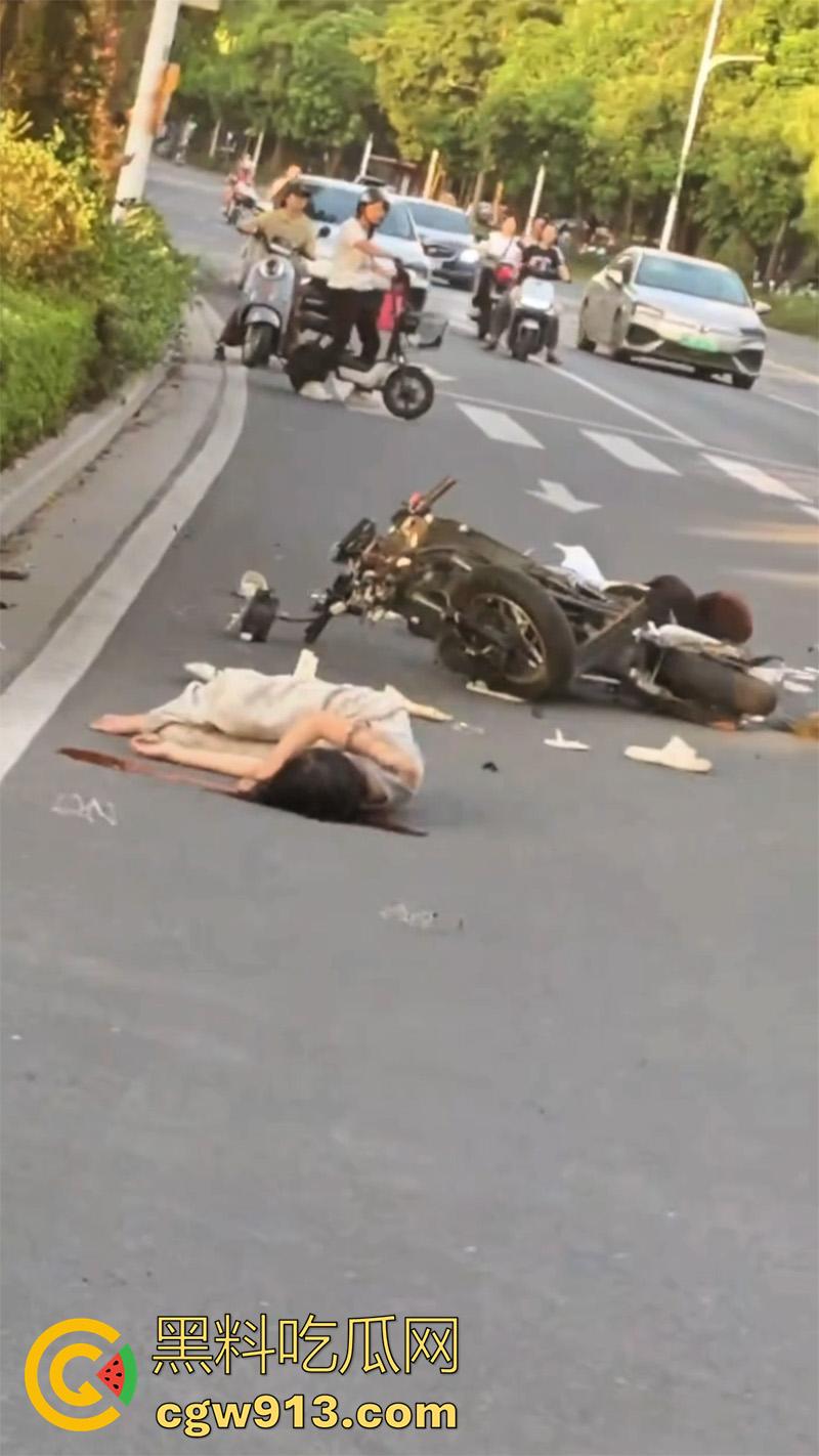 骑车扣逼送命真是爽死了！广东清远小仙女，骑车被后座精神小伙扣穴，结果爽过头出车祸，因未戴头盔当场死亡！-3