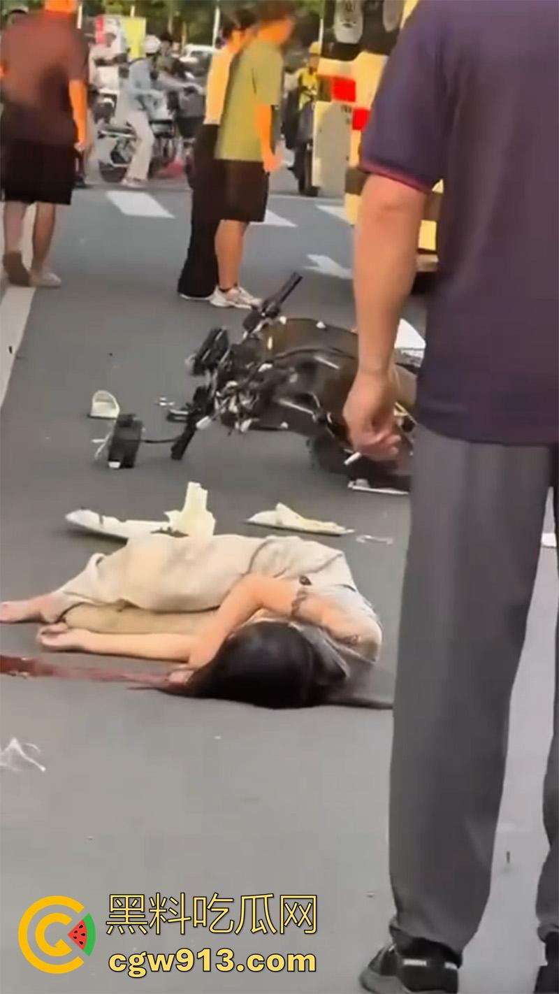 骑车扣逼送命真是爽死了！广东清远小仙女，骑车被后座精神小伙扣穴，结果爽过头出车祸，因未戴头盔当场死亡！-4