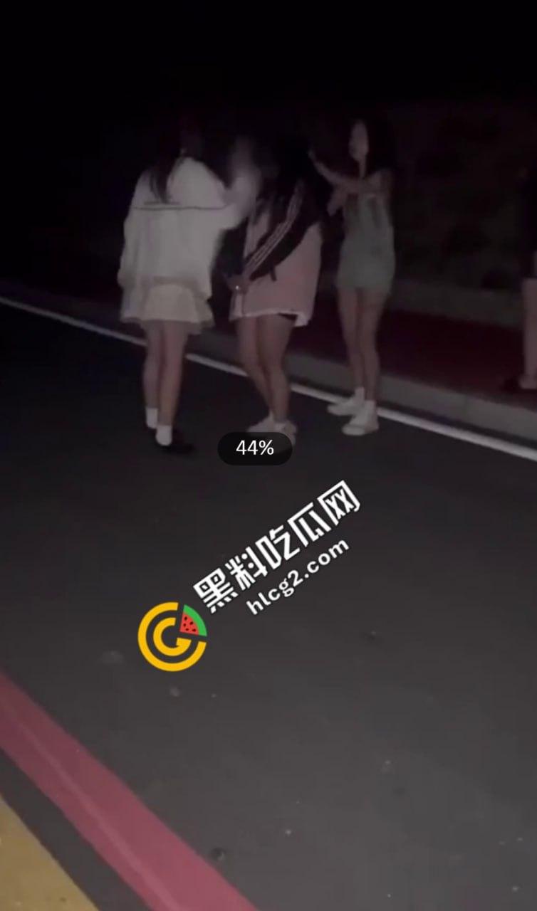 扇脸脚踹 薅头发 被逼吃燃烧的烟头！河南新县女孩遭霸凌事件5分钟原视频 全网疯传！-6