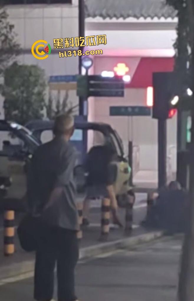 河南栾川县畜牲交警暴打拾荒老人!头盔狂砸血流满面,路人教练怒摔制服!-1