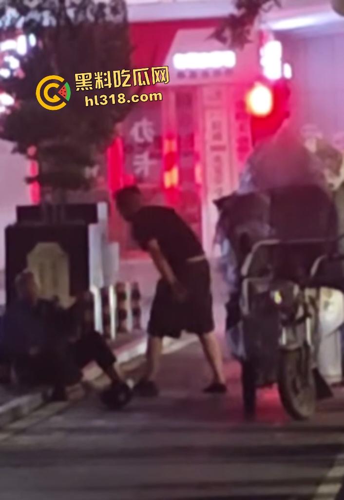 河南栾川县畜牲交警暴打拾荒老人!头盔狂砸血流满面,路人教练怒摔制服!-6