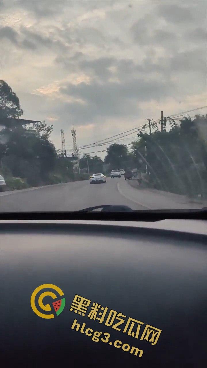重庆垫江法拉利撞车,租车想学范迪塞尔,结果哭着回家!租车司机炫技失败后悔不已!-1