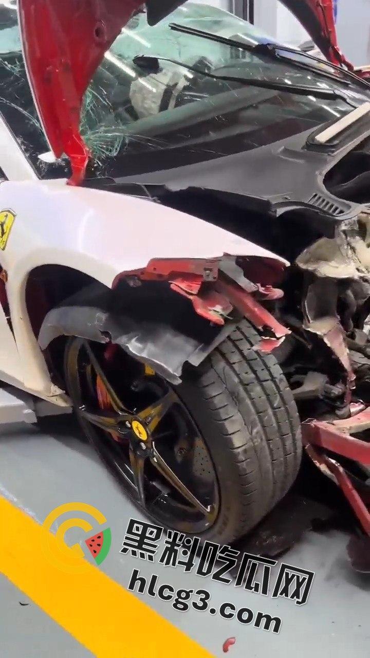 重庆垫江法拉利撞车,租车想学范迪塞尔,结果哭着回家!租车司机炫技失败后悔不已!-5